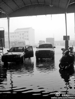 昨晚暴雨急袭浙江慈溪,部分路段积水严重 昨晚暴雨急袭浙江慈溪,部分路段积水严重