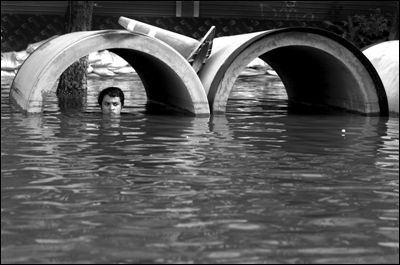 29日,曼谷,一名男子在洪水中。曼谷当天顶住了最凶猛的一次洪峰。 29日,曼谷,一名男子在洪水中。曼谷当天顶住了最凶猛的一次洪峰。