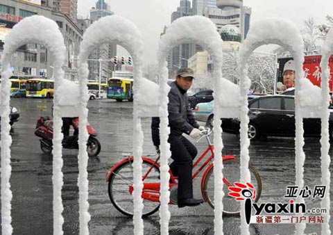 10月30日,乌鲁木齐迎来了2011年冬天的第一场雪 10月30日,乌鲁木齐迎来了2011年冬天的第一场雪
