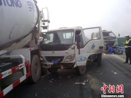 11月10日107国道河南新乡段,多辆汽车追尾相撞 11月10日107国道河南新乡段,多辆汽车追尾相撞