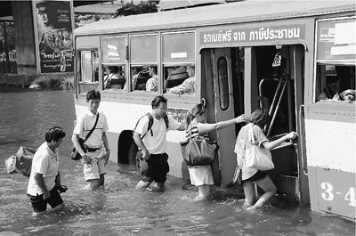 曼谷居民涉水登上公共汽车 曼谷居民涉水登上公共汽车