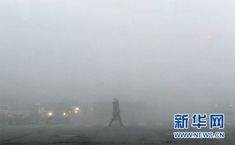 11月26日,市民在乌鲁木齐市河北路人行横道过街 11月26日,市民在乌鲁木齐市河北路人行横道过街