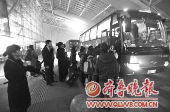 大雾强留济南机场万余旅客 航班受影响规模史上之最 大雾强留济南机场万余旅客 航班受影响规模史上之最