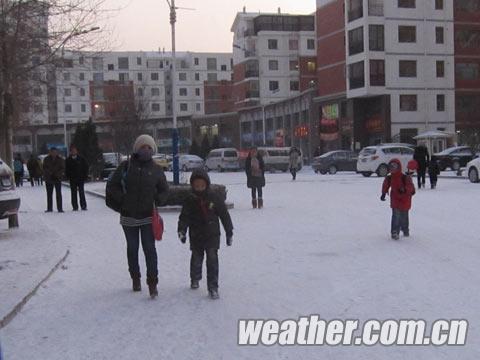 雪后道路湿滑，人们出行缓慢（摄影：李香芳）