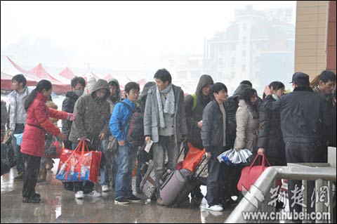 武汉新荣客运站前排队进站的旅客(万俊梅摄) 武汉新荣客运站前排队进站的旅客(万俊梅摄)