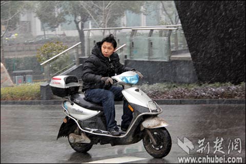 冒雪骑行者 冒雪骑行者